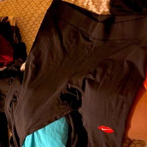 Black leggings goes to black Nike sweatshirt